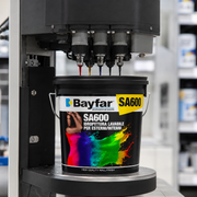 Bayfar SA600 nel tintometro durante l’erogazione del colore per formula personalizzata