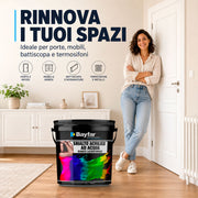 Smalto all’acqua Bayfar applicato su porte mobili e battiscopa per rinnovare ambienti interni