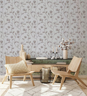 Ambientazione soggiorno moderno in stile scandinavo con carta da parati a fiori Europarati, poltrone in legno chiaro, tappeto bianco di design