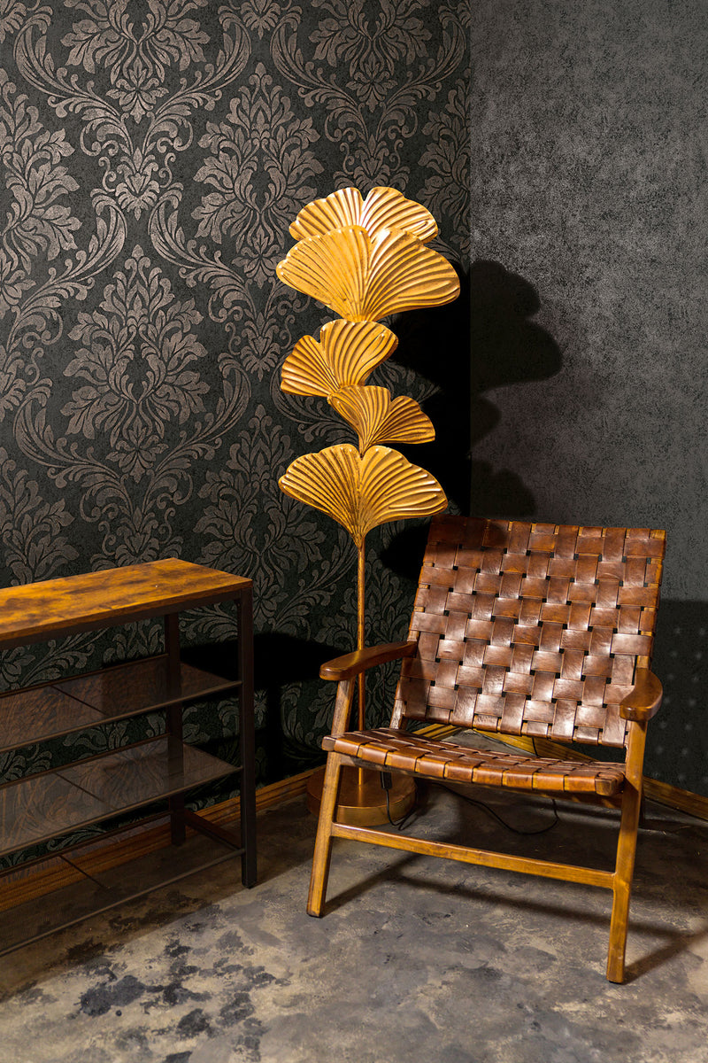 Soggiorno elegante con carta da parati damascata grigio antracite Europarati Friends 2434814, divano moderno e lampada di design