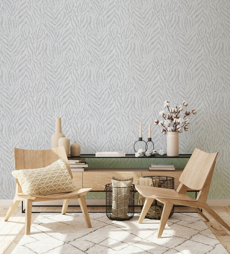Soggiorno moderno arredato con carta da parati animalier grigia Europarati, poltrone in legno e tappeto geometrico
