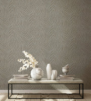 Parete decorata con carta da parati animalier beige Europarati, consolle di design in marmo e vasi decorativi bianchi.