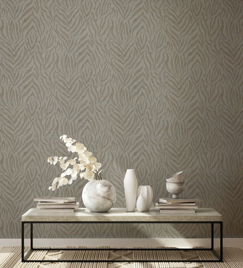 Parete decorata con carta da parati animalier beige Europarati, consolle di design in marmo e vasi decorativi bianchi.