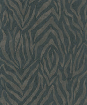 Dettaglio ravvicinato della texture zebrata verde oliva e fango della carta da parati Europarati collezione Friends 2434817
