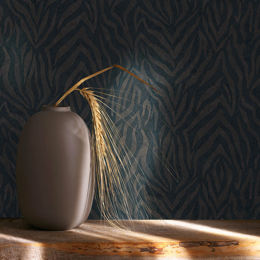 Parete con carta da parati zebrata verde oliva scuro Europarati 2434817, illuminazione d'atmosfera su vasi in ceramica.