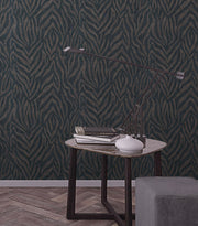 Soggiorno moderno con carta da parati color verde fango scuro motivo animalier Europarati, tavolino di design e arredamento ricercato