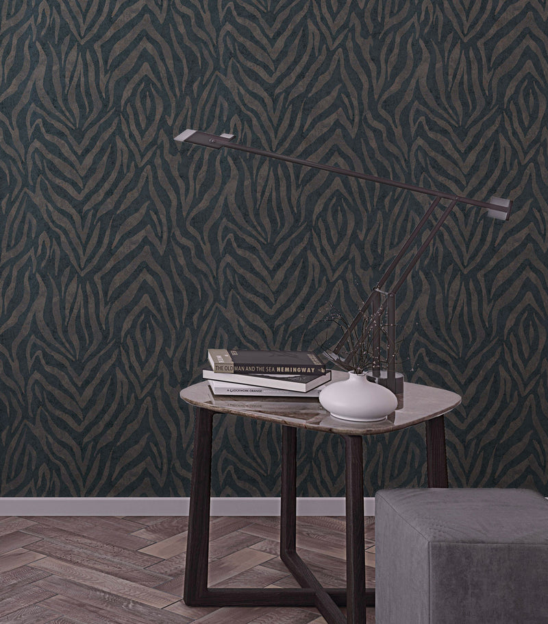 Soggiorno moderno con carta da parati color verde fango scuro motivo animalier Europarati, tavolino di design e arredamento ricercato