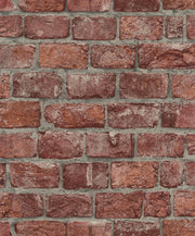 Dettaglio ravvicinato della carta da parati Europarati collezione FRIENDS con trama realistica a mattoni rossi, sfumature terracotta e fughe in cemento grigio