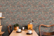 Carta da parati effetto muro di mattoni vissuto in una zona pranzo accogliente con tavolo in legno, sedie vintage e macinacaffè antico