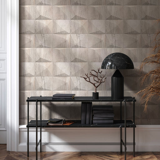Soggiorno luminoso con carta da parati 3D Europarati Friends 2434853 effetto legno sbiancato e arredamento moderno essenziale.