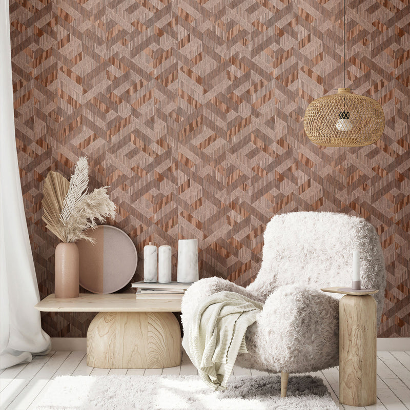 Ambientazione interna stile Boho-Chic con carta da parati geometrica Europarati Enjoy, poltrona in ecopelliccia bianca e decorazioni in legno chiaro
