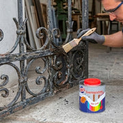 Applicazione professionale di sverniciatore in gel Fidea 1052 su cancello in ferro battuto antico per restauro metalli