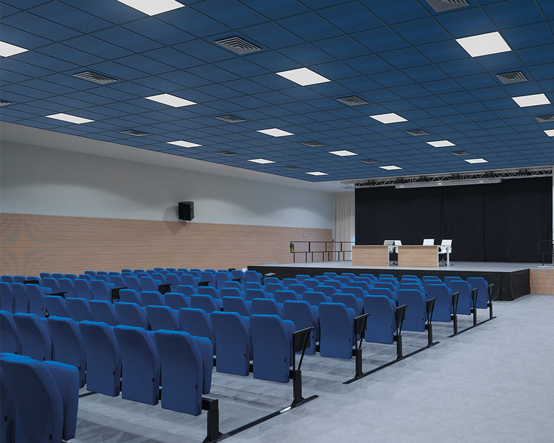 Akifix Kyryos Passo 16 ACCESSORI STRETTA foto ambientata in un cinema con sedie e soffitto blu