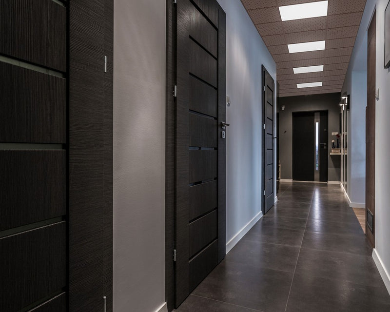 corridoio di un hotel o B&B con Pannello per Controsoffitto colore marrone Akifix Kyryos MISTA REGOLARE 1 