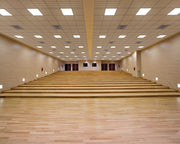 auditorium con pavimento in legno e controsoffitto in tinta e Fonoassorbente  Akifix Kyryos MISTA REGOLARE 2