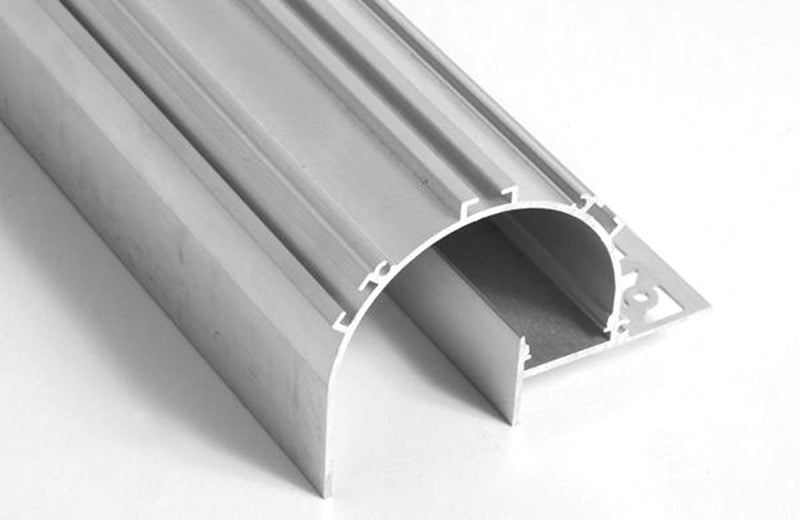Dettaglio del profilo LED per cartongesso da incasso in alluminio NAF83018 progettato per creare una gola curva luminosa a scomparsa totale