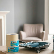 Nastro carta Bayfar e kit per pittura con rullo e vaschetta su un tavolo da lavoro, ideale come carta gommata per decorazione interni