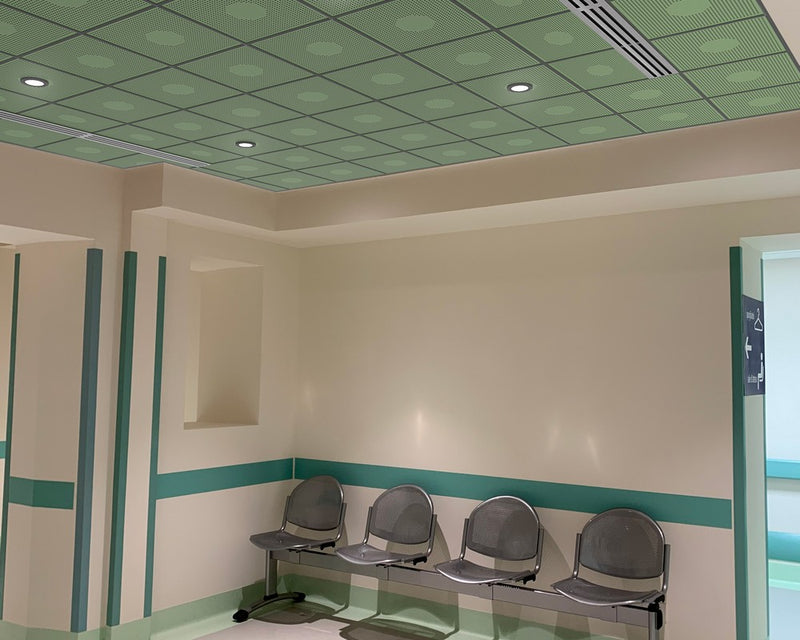 Sala d'aspetto di uno studio medico o ospedale con con soffitto e pareti verdi Pannello Controsoffitto Akifix Kyryos PASSO 16 CUSTOM