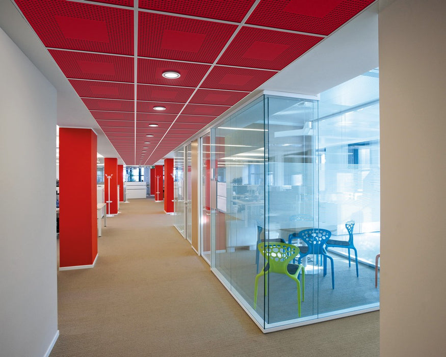 foto di un moderno ufficio con vetrate e soffitto colore rosso con Pannello Controsoffitto 60x60 cm Akifix Kyryos
