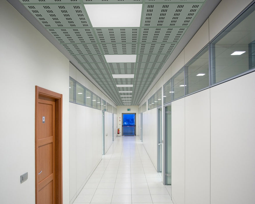 corridoio di un ambiente sanitario con pannelli per controsoffitto colore verde Akifix Kyryos PASSO 16 ASOLE L2