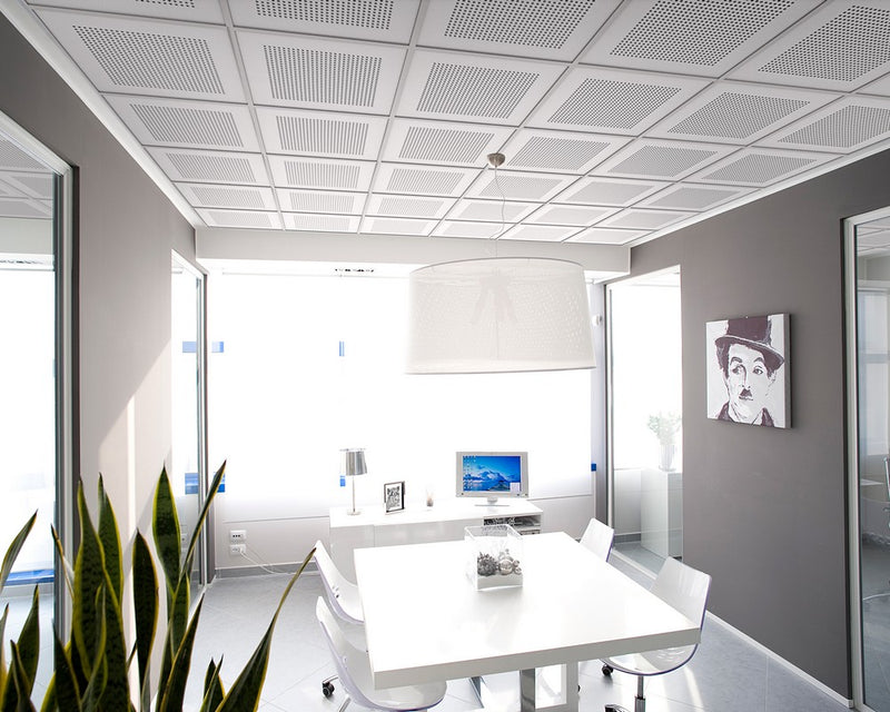 Pannello Controsoffitto 60x60 cm Fonoassorbente in Cartongesso - Akifix Kyryos Passo 16 FASCIA foto ambientata in un piccola sala riunioni di un ufficio