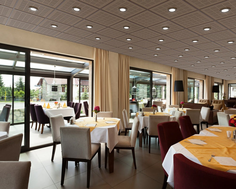 Ristorante elegante con pannelli per controsoffitto con faretti LED AKIFIX