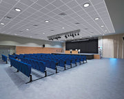 Sala conferenze con poltroncine blu e controsoffitto fonoassorbente
