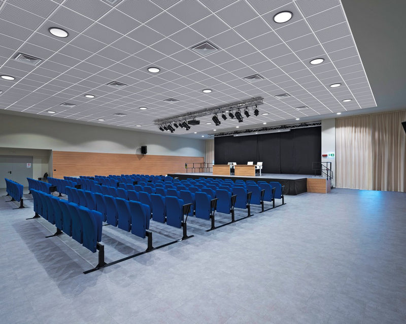 Sala conferenze con poltroncine blu e controsoffitto fonoassorbente
