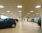 Autosalone con pannelli per controsoffitto colore beige Fonoassorbenti Akifix Kyryos PASSO 32 ASOLE L1