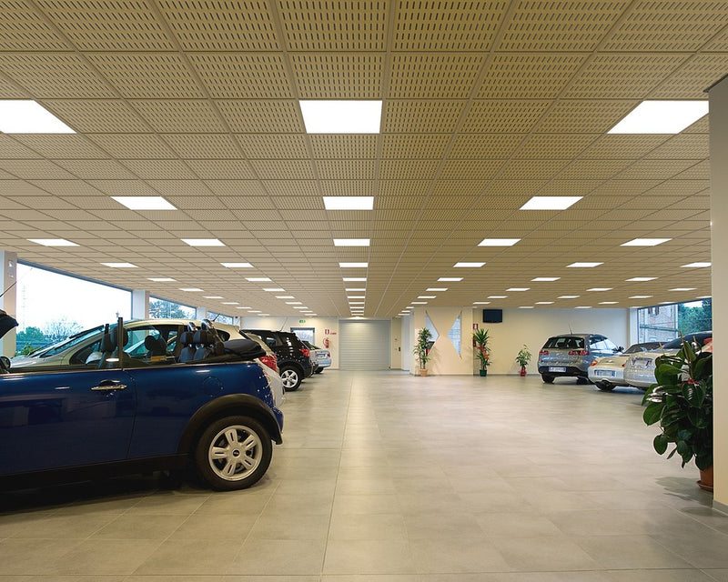 Autosalone con pannelli per controsoffitto colore beige Fonoassorbenti Akifix Kyryos PASSO 32 ASOLE L1