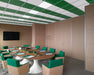 foto ambientata di una sala riunioni con Pannello per Controsoffitto Fonoassorbente Akifix Kyryos Passo 32 DIAGONALE FASCIA