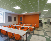 Akifix Kyryos Passo 32 DIAGONALE foto ambientata in una sala mensa con pannelli 60x60 di colore verde