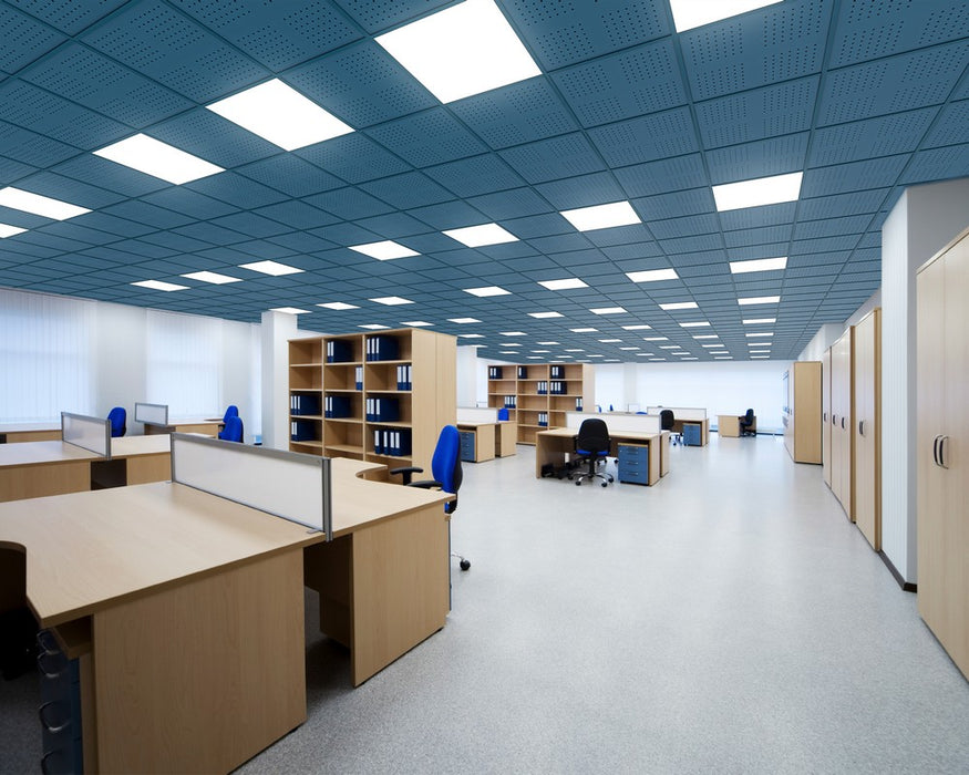 pannelli per controsoffitto blu avio ambientati in un ufficio openspace