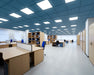 pannelli per controsoffitto blu avio ambientati in un ufficio openspace