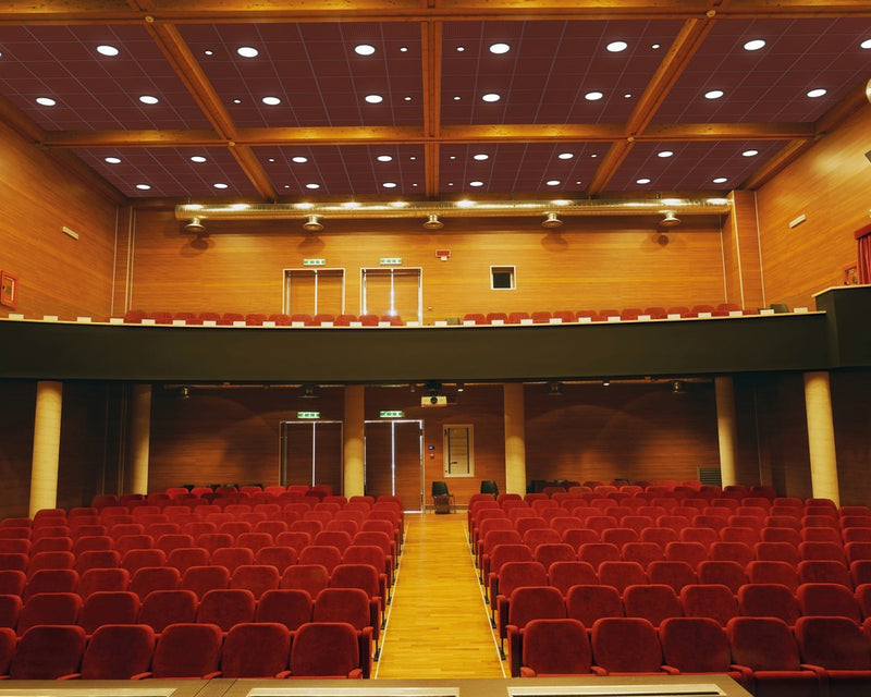teatro con poltroncine rosse e controsoffitto con faretti e colore rosso fonoassorbente Akifix Kyryos PASSO 32 PARALLELO QUADRO
