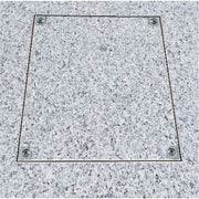 Chiusino a scomparsa pavimentabile Sistema PRO+ installato con finitura in pietra naturale e viti di serraggio a vista