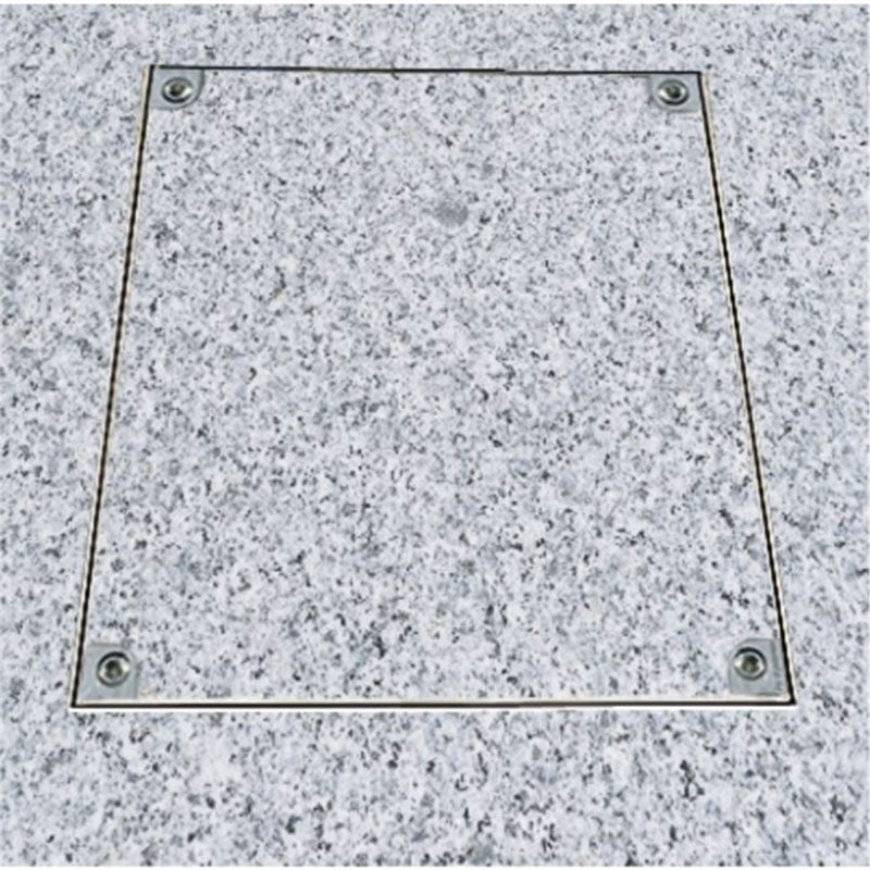 Chiusino a scomparsa pavimentabile Sistema PRO+ installato con finitura in pietra naturale e viti di serraggio a vista