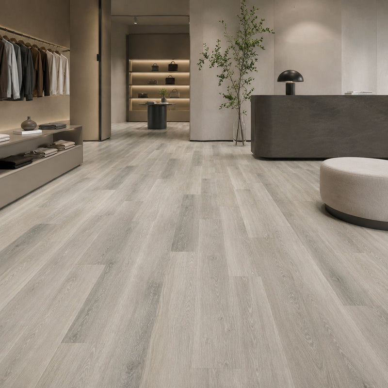 Pavimento SPC Baufloor Ghiaccio 6 mm effetto legno grigio chiaro in showroom e boutique