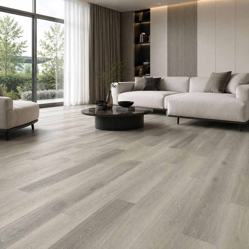 Pavimento SPC Baufloor Ghiaccio 6 mm effetto legno grigio chiaro in soggiorno moderno