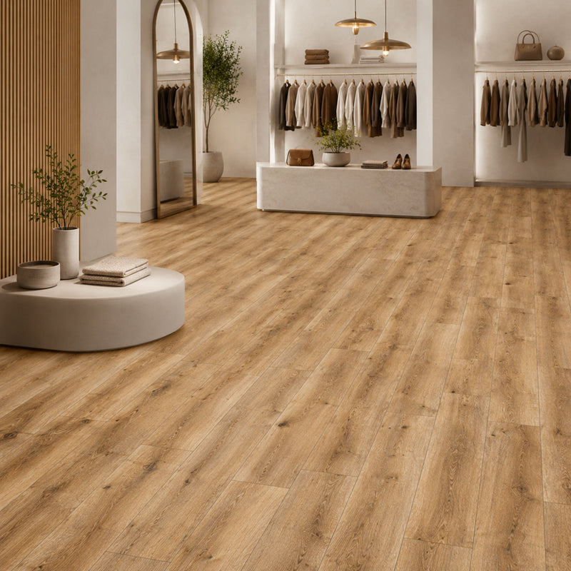 Pavimento SPC Baufloor Nuvola 6 mm effetto legno chiaro con sfumature differenti in showroom e boutique