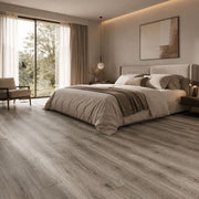 Pavimento SPC Baufloor Sabbia 5 mm effetto legno grigio in camera da letto moderna