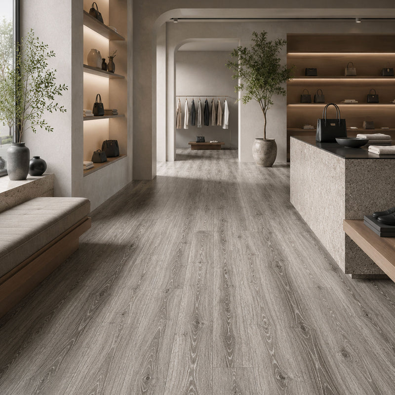 Pavimento SPC Baufloor Sabbia 5 mm effetto legno grigio in showroom e boutique