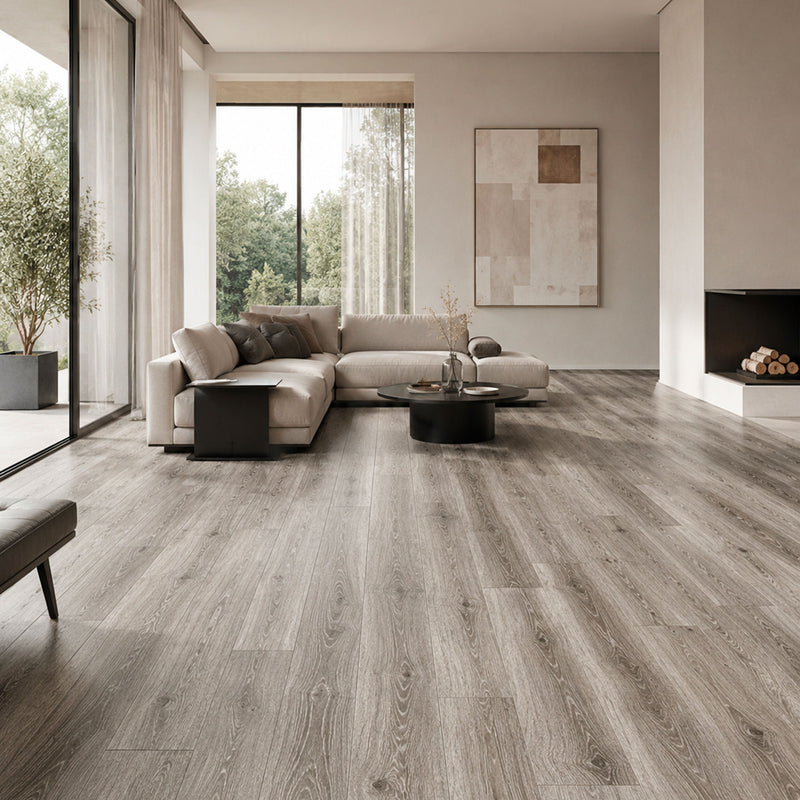 Pavimento SPC Baufloor Sabbia 5 mm effetto legno grigio in soggiorno moderno