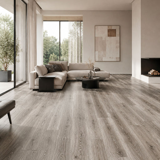 Pavimento SPC Baufloor Sabbia 5 mm effetto legno grigio in soggiorno moderno