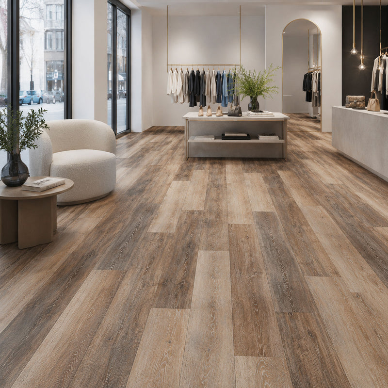 Pavimento SPC Baufloor Sole 5 mm effetto legno multitonale in showroom di design