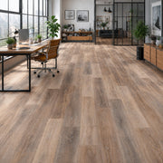 Pavimento SPC Baufloor Sole 5 mm effetto legno multitonale in ufficio moderno