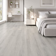 Pavimento Baufloor Topazio 5 mm in camera da letto con effetto legno grigio chiaro