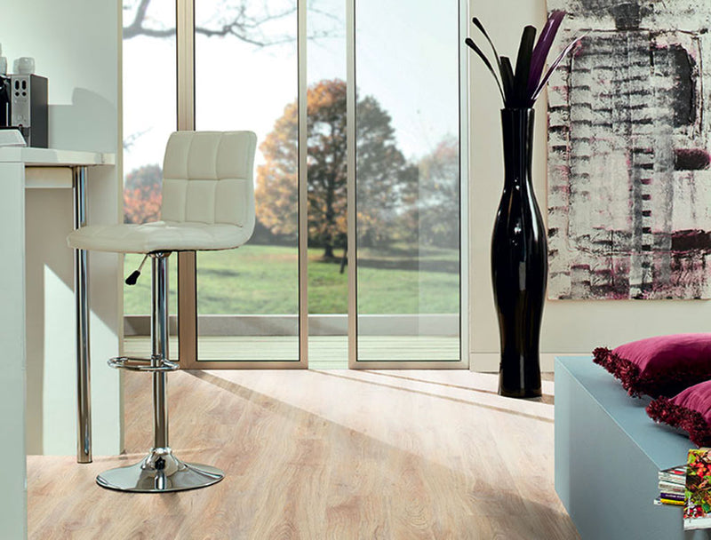 pavimento in laminato 7mm effetto legno in un soggiorno moderno