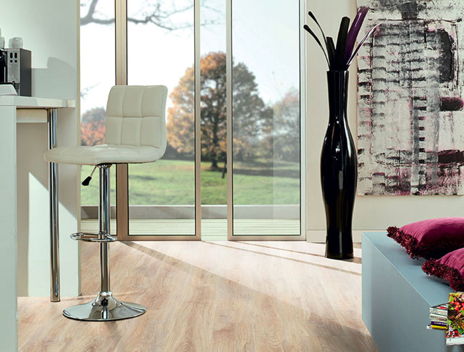 pavimento in laminato 7mm effetto legno in un soggiorno moderno