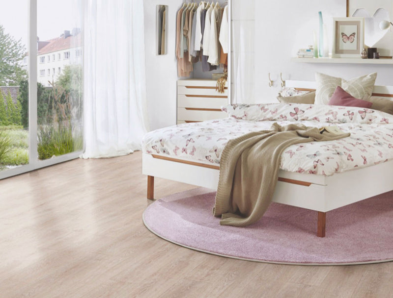 pavimento in laminato 7mm effetto legno in una camera da letto elegante e dai colori soft